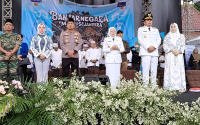 Ribuan Masyarakat Menyambut Kedatangan Bupati Banjarnegara dengan diiringi hujan lebat